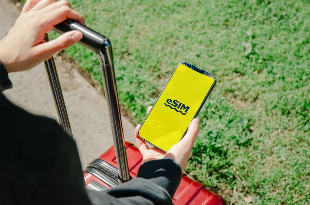Cài eSIM từ ảnh QR có sẵn trong máy