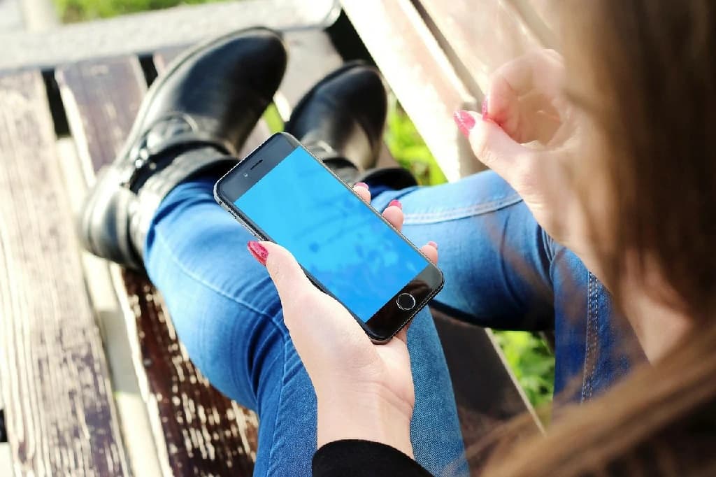 Cách đổi tên nhãn eSIM trên iPhone
