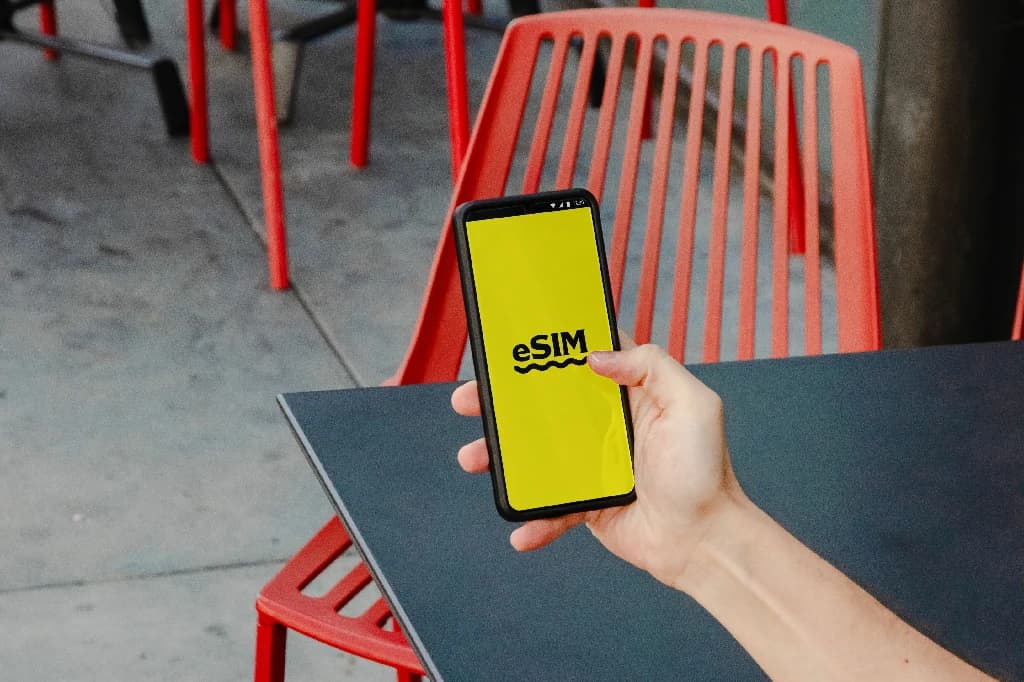 Dùng app ngân hàng Việt Nam ở nước ngoài bằng eSIM được không?