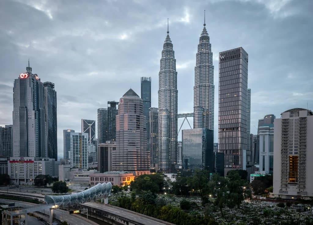 eSIM Malaysia là gì? Có nên dùng khi đi Malaysia không?